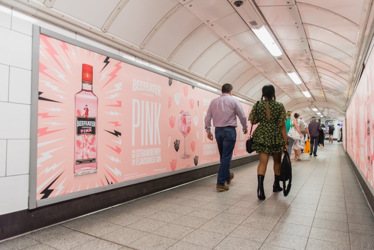 Anyone noticed Oxford Circus Tube station smells of strawberries?!🍓😱

We're taking passengers on a #sensory brand experience with the use of strawberry scented posters on London Underground for @Pernod_Ricard #BeefeaterPink #CreativeSolutions exterionmedia.com/uk/about-us/la…