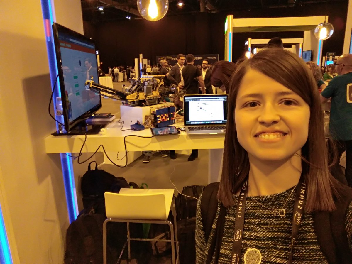nangulito's tweet photo. Super cool the Linke's robot mades with Lego @linkeit #sorteolinkeecho  #amazonechospot #AWSSummit https://t.co/0bfjaPYpce