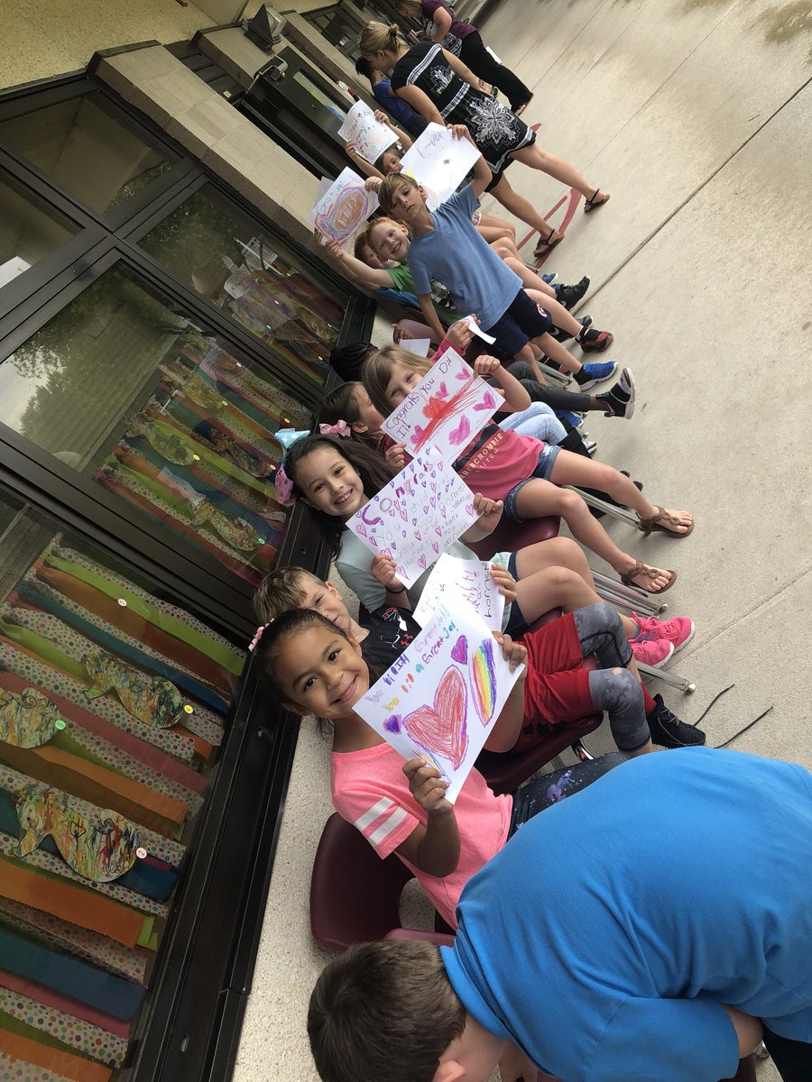 NassauSchoolsFL's tweet photo. Yulee High School’s #Classof2018 were congratulated by our young students at Yulee Primary School. #LifelongLearners #InspiringYoungerStudents #CongratsGraduates #MakeNassauProud #NassauSchoolsFL https://t.co/rstwPEpfFQ