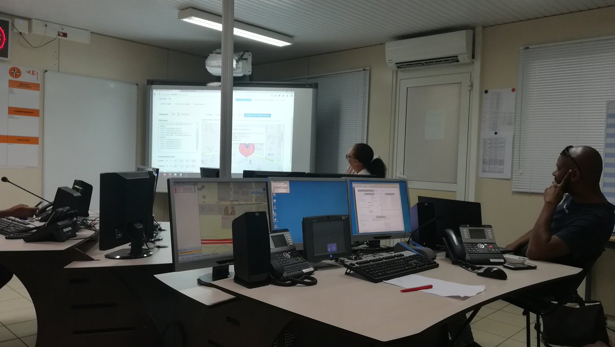 FloreAngeP's tweet photo. Présentation de notre plate-forme Web cartographique #REMOcRA au #SDIS de Guyane. Outil open source #posgis, #geoserver, d'échanges, de partage et de travail collaboratif. Présentation de la brique gestion des hydrants. Merci au SDIS de la Guyane pour leur formidable accueil !.! https://t.co/3gbkiZHtCp