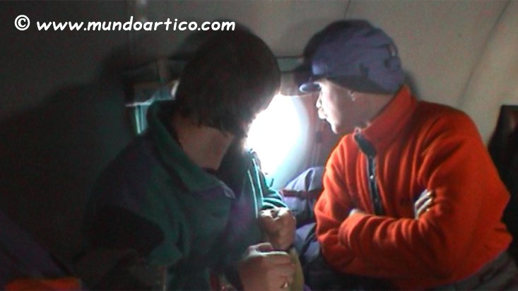 Vídeo del vuelo sobre el Océano Ártico hacia la base Barneo durante la expedición al Polo Norte Geográfico en 2002. Puedes ver el vídeo aquí: goo.gl/V21haK
#aventura #vacaciones #Viajes