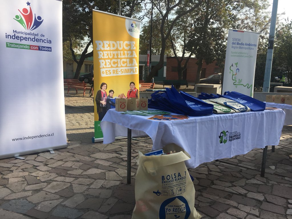 SEREMI @medioambienterm @ruizcerpac: “En el #DíaMundialDelReciclaje lanzaremos en Independencia #RMdeTodos el 1er Estudio en terreno de Recolección Segregada de Residuos, q nos permitirá tener cifras reales de cómo reciclamos los chilenos!!!”
#ChileLoHacemosTodos