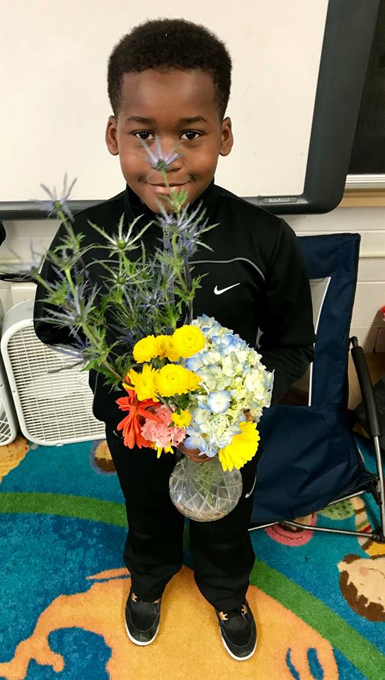 RndmActsOfFlwrs's tweet photo. Yesterday, RAF #Chicago piloted a "Hope Blossoms" #Youth Program at Forrestal Elem. 100 3rd graders learned about floral arranging, empathy, & #volunteerism - making 2 bouquets, 1 to give & 1 to be delivered to @shrinershop.
#deliveringhope #bethechange #powerofflowers https://t.co/Q7nvFILBV4