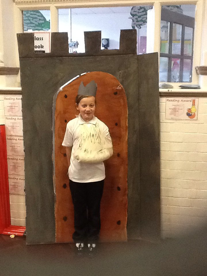 MerseyYear4's tweet photo. Made the classroom a bit more medieval for today's #mpatopic afternoon @MerseyPrimary https://t.co/57qiPuoqRM