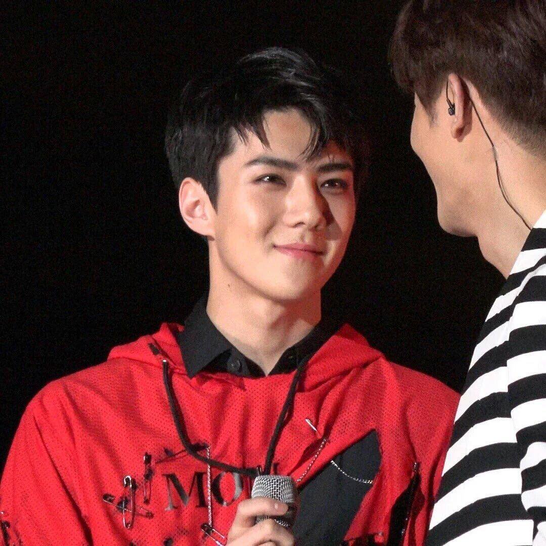 Pikuchen's tweet photo. The way Sehun's eyes turn into crescent moon when he smiles is so cute and precious 😊

#PremiosMTVMiaw #MTVBRKPOPEXO @weareoneEXO https://t.co/IbXEDpYA2P