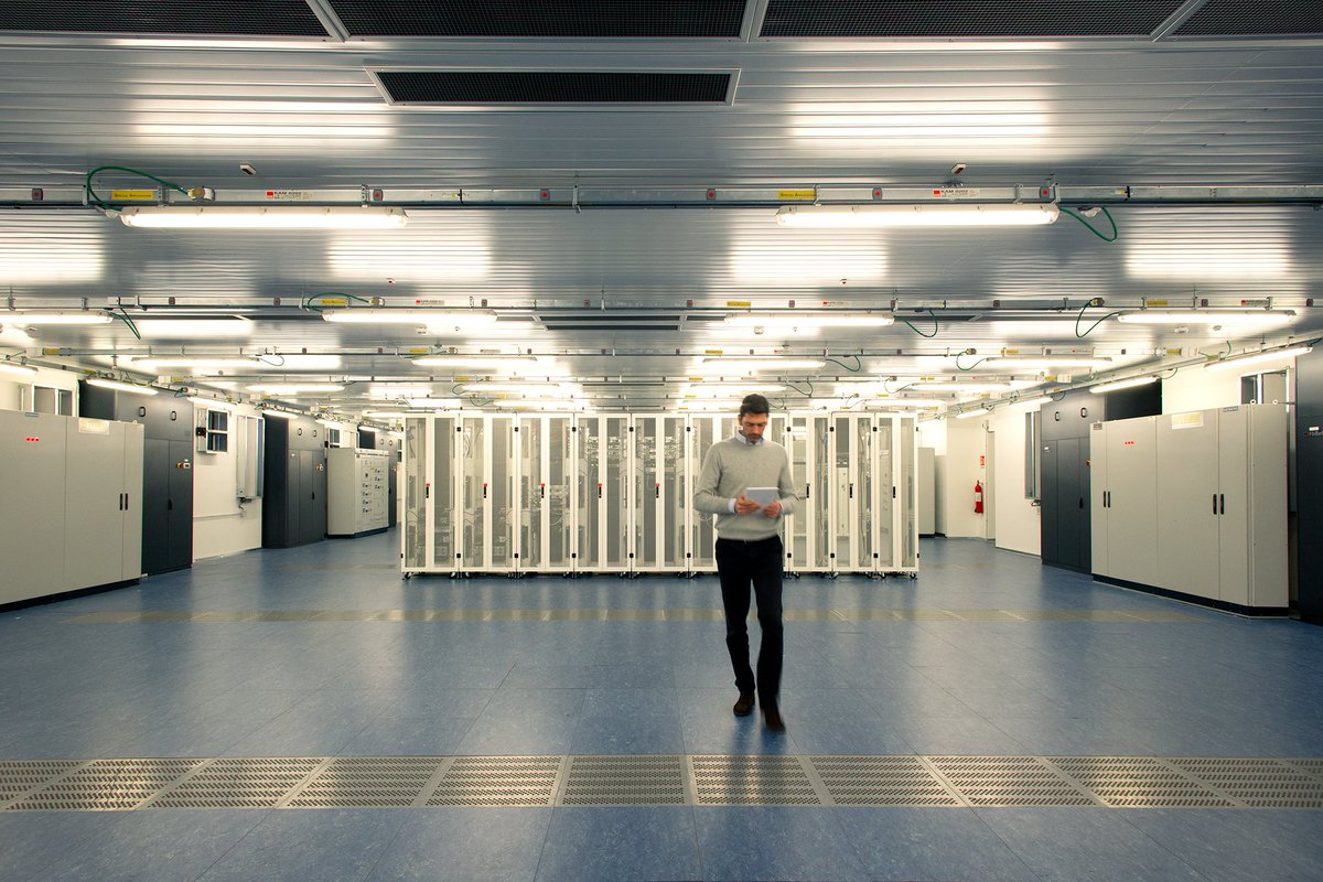 TIM_Enterprise's tweet photo. "Quali sono le parole chiavi del #TIMDataCenter? Ridondanza, continuità tecnologica, presidio continuo, connettività, sicurezza informatica, ma anche il fattore freddo, al fine di mantenere una temperatura non superiore a 22 gradi" - Massimo Santoro.
#TIMBUSINESS https://t.co/PwQceXMsrT