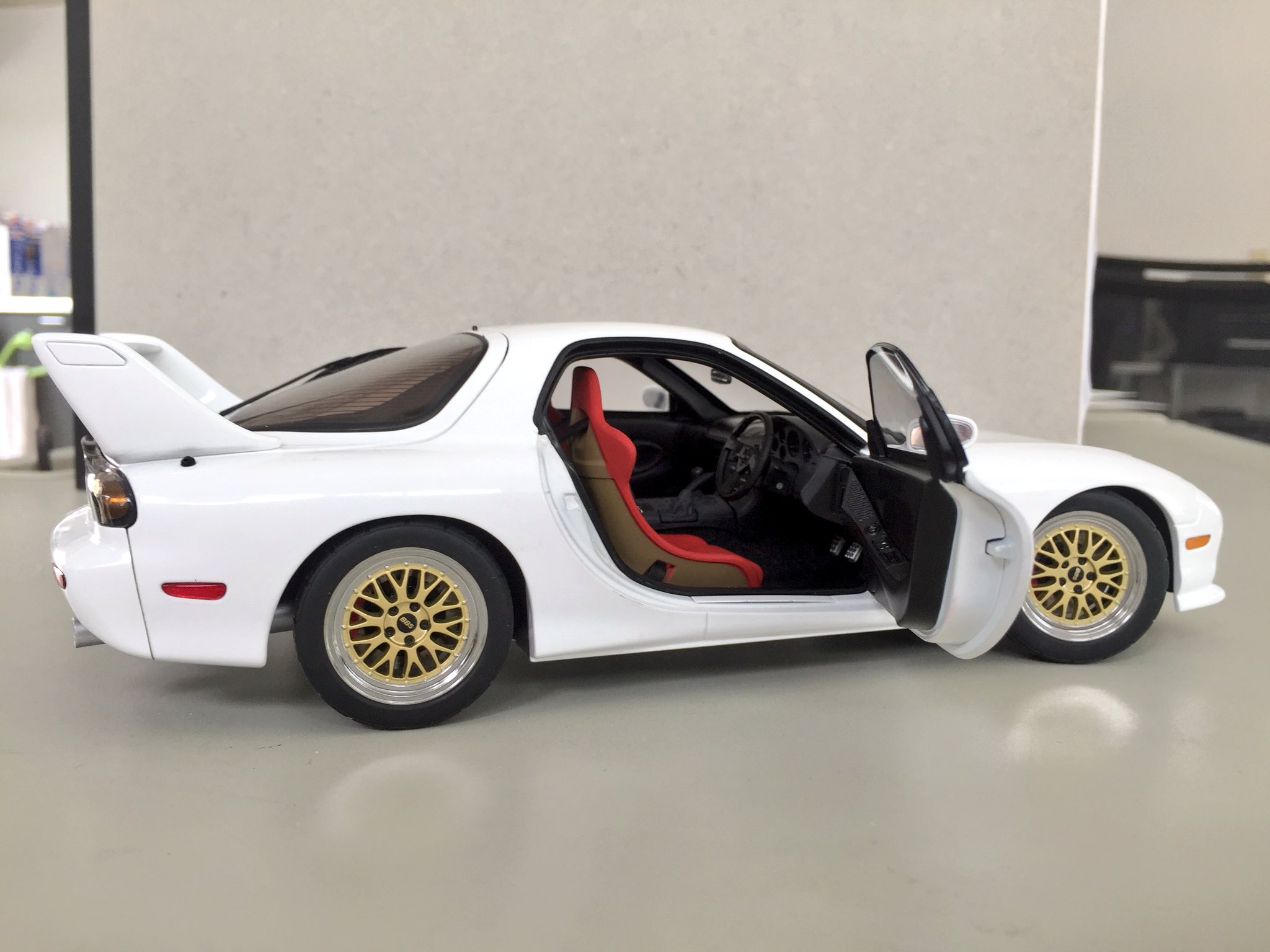 新井隆広 10 18二巻発売 作画の参考用に買ったrx 7 のモデルカーがめちゃくちゃカッコイイ 降谷さん マニュアル免許ありますけどクソペーパーで即エンスト又はこする未来しか見えないので 助手席に乗せてください T Co W3rxtwwzp9 Twitter