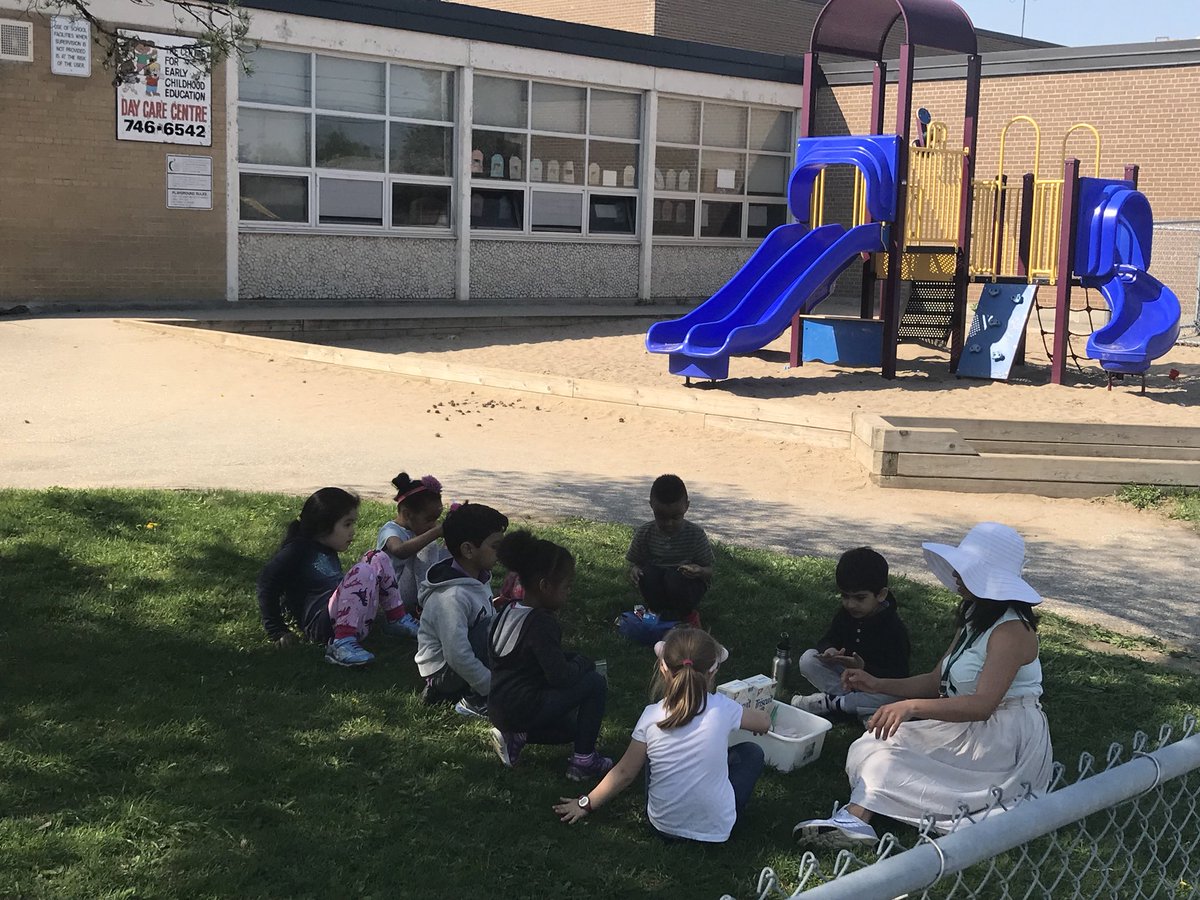 Picnics, stories and snack oh my! Primary Ss <a href="/tdsb_TheElmsJMS/">The Elms JMS</a> <a href="/tdsb_BoysLeader/">Boys Leadership Acad</a> enjoying #OutdoorClasroomDay