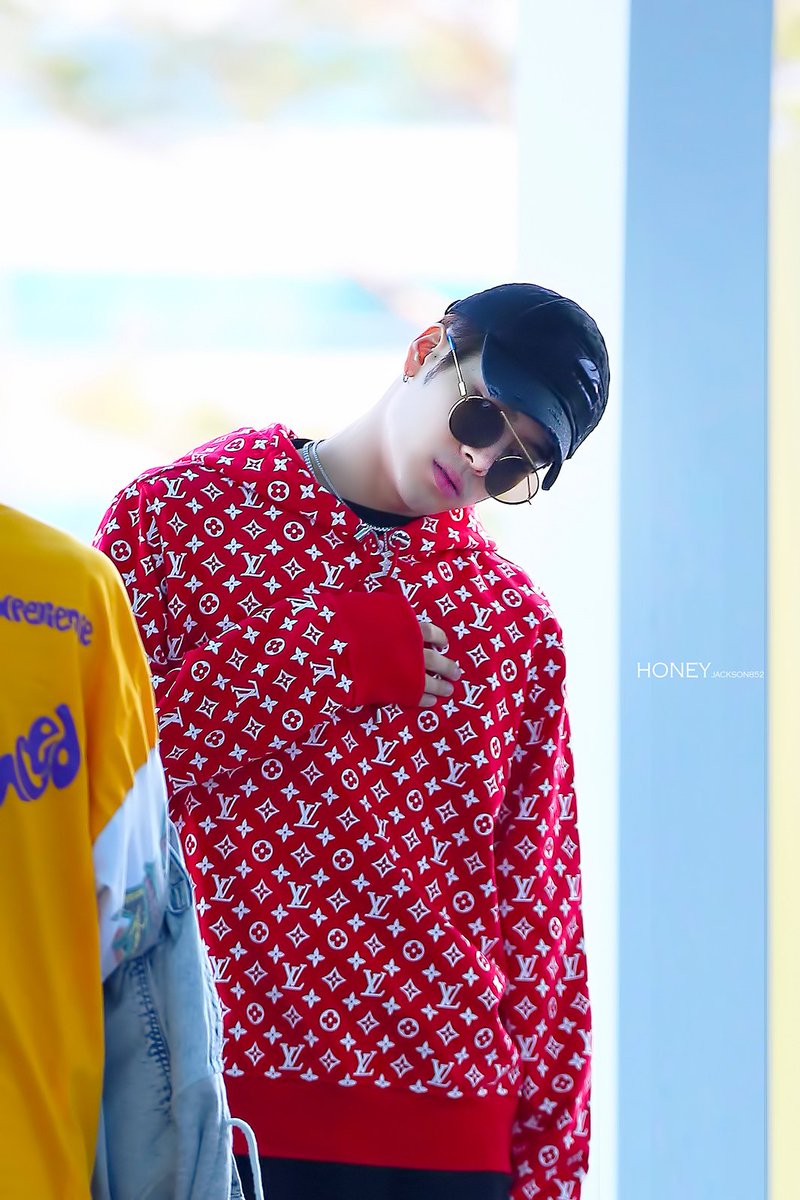 honeyjackson852's tweet photo. 180510 인공출국 🛫
가방잡은 손때문에 야밤에 심쿵사!!😱❤😍
#王嘉爾 #GOT7  #DawnofUs #갓세븐 #jacksonwang  #jackson #잭슨 #왕잭슨 https://t.co/d18XhhF1kK