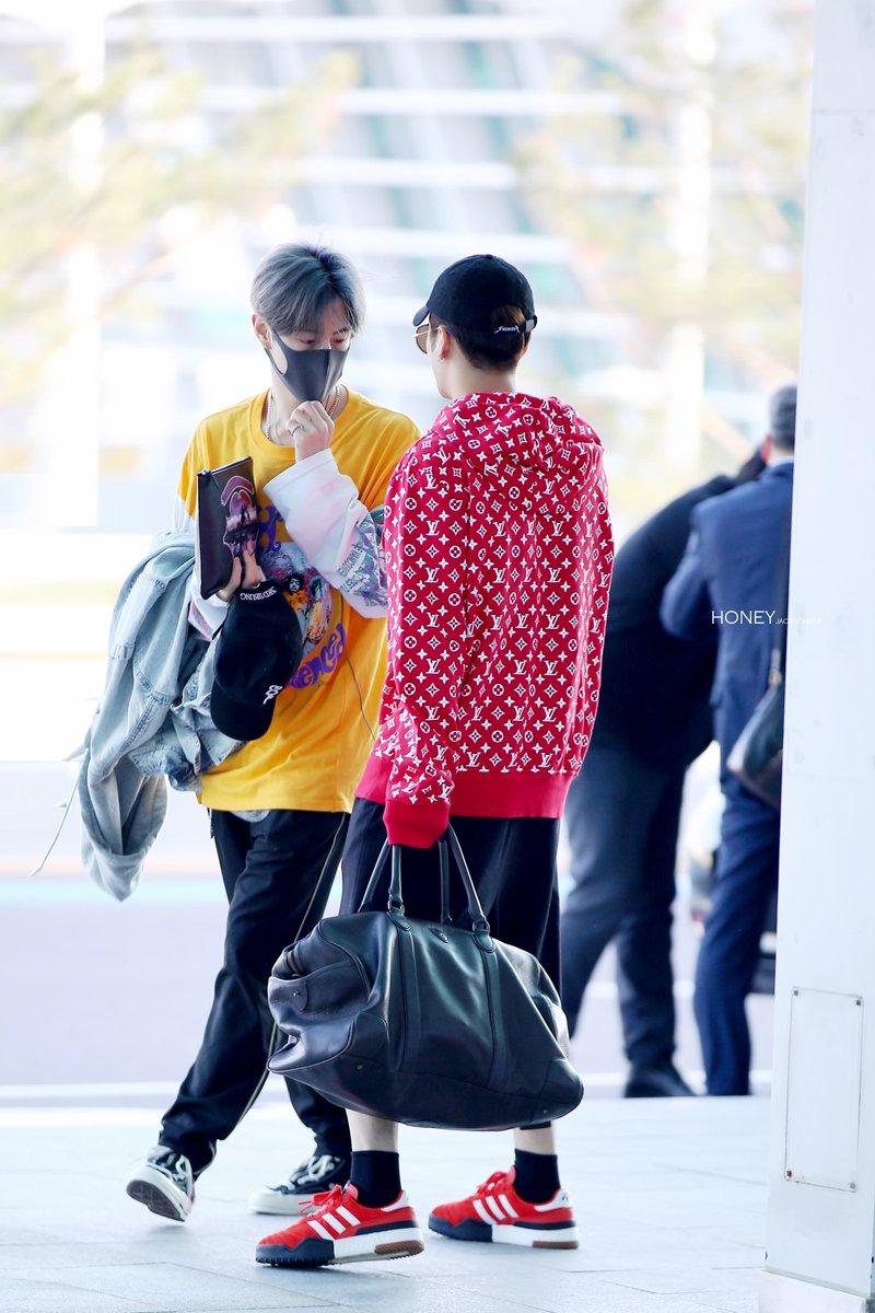 honeyjackson852's tweet photo. 180510 인공출국 🛫
가방잡은 손때문에 야밤에 심쿵사!!😱❤😍
#王嘉爾 #GOT7  #DawnofUs #갓세븐 #jacksonwang  #jackson #잭슨 #왕잭슨 https://t.co/d18XhhF1kK
