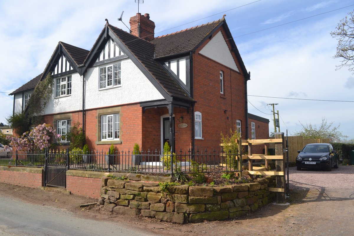 For those of you who love being surrounded by countryside without being too far away from the hustle and bustle of village life we have the perfect home for you! #malpas #cheshire #forsale #property #house #home #rightmove #whitchurch #shropshire
rightmove.co.uk/property-for-s…