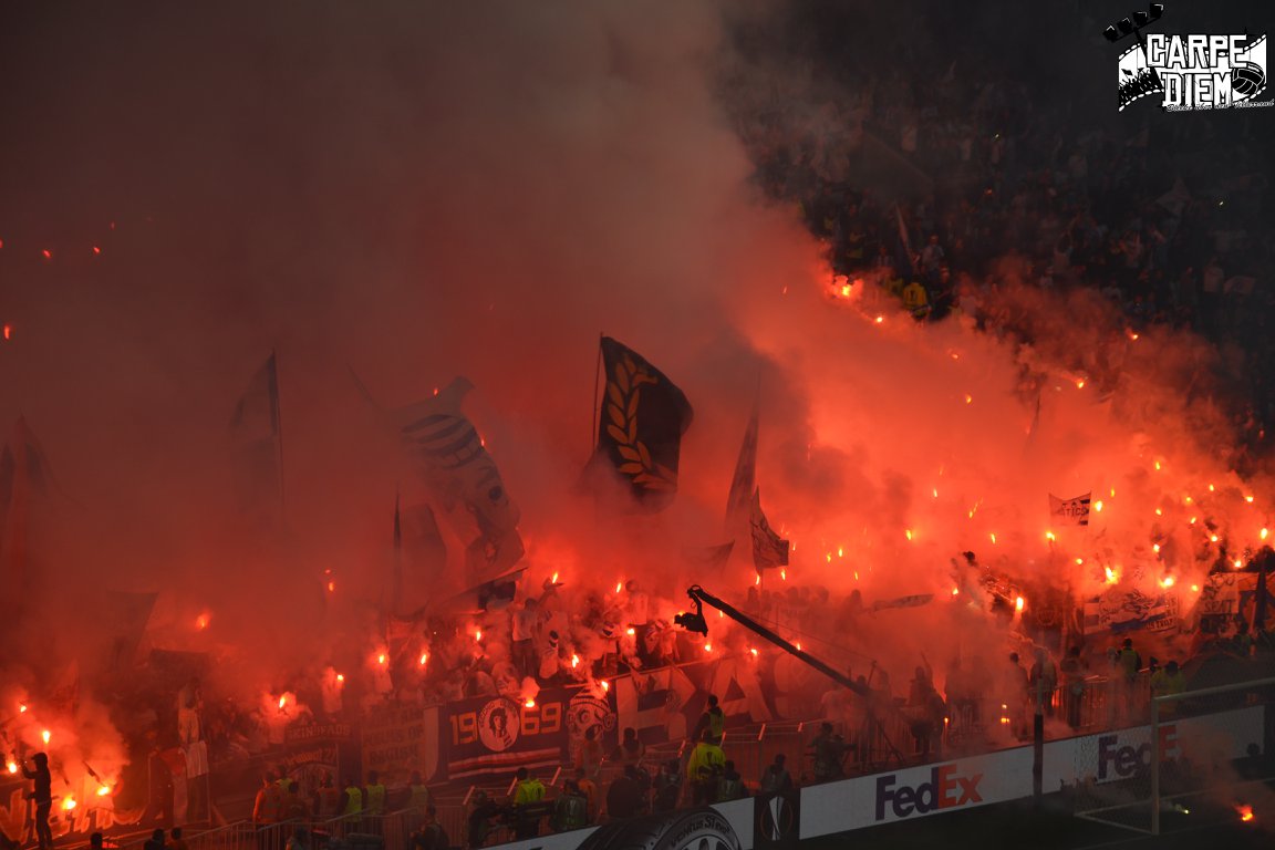 ForoUltrasEsp_'s tweet photo. O. Marsella - Atlético de Madrid.  Bengaleos en la zona de los ultras del OM y pancarta "UEFA MAFIA". https://t.co/AnuXsvPzvQ