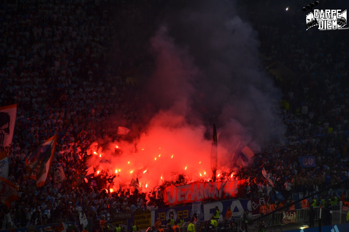 O. Marsella - Atlético de Madrid.  Bengaleos en la zona de los ultras del OM y pancarta "UEFA MAFIA".
