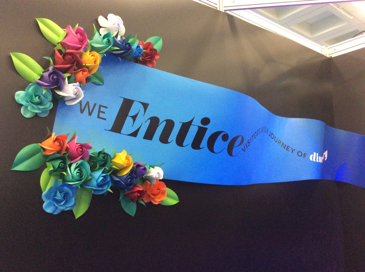DonCurates's tweet photo. My prize for the best looking @MandHShow stall definitely goes to @ALLCreativeLDN #roses #papercraft #heritage 😊👍🏾👍🏾 https://t.co/jwr9r1GgGR