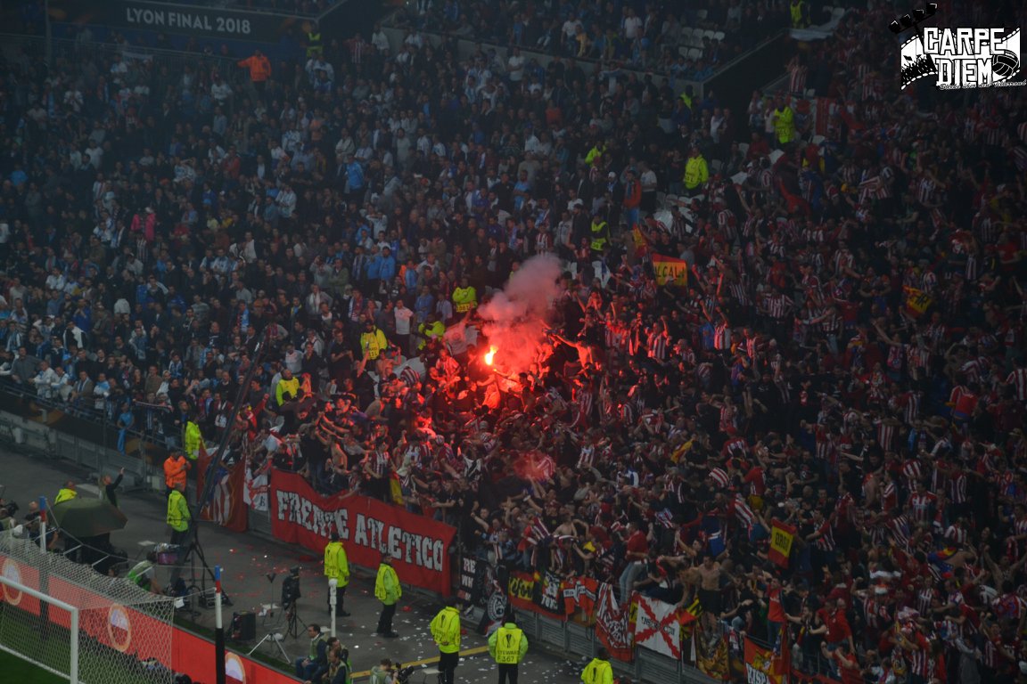 ForoUltrasEsp_'s tweet photo. O. Marsella - Atlético de Madrid. Tifo del Frente Atlético "Atleti Forever"  y algunas bengalas durante el partido. https://t.co/dscV6XgFxX
