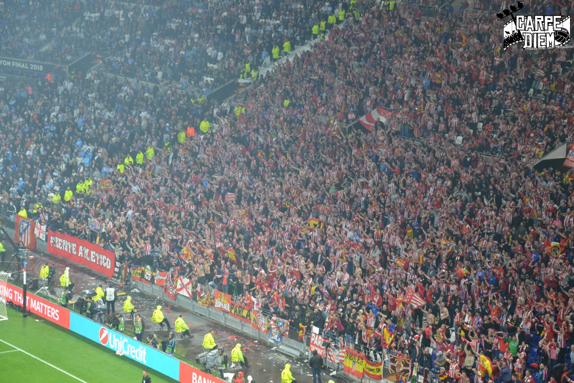 O. Marsella - Atlético de Madrid. Tifo del Frente Atlético "Atleti Forever"  y algunas bengalas durante el partido.