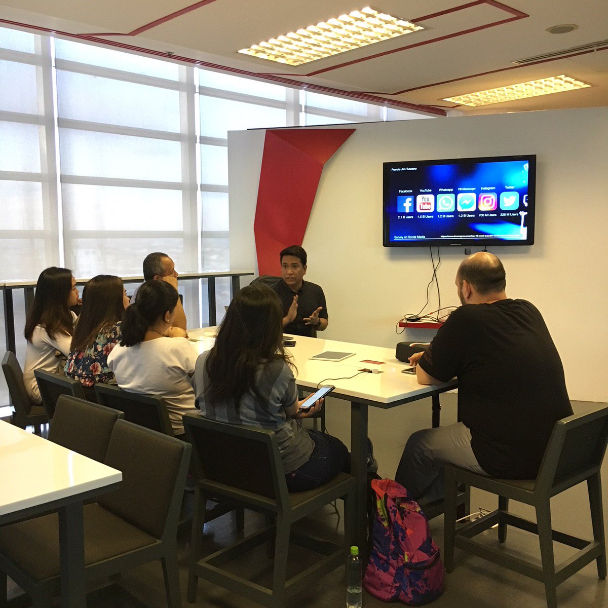 jimtuscano's tweet photo. Digital Citizenship Workshop with @PowerMacCenter at the Loop - CSB #FreeEdTechWorkshop #Digcit #Digizens #EdChatPh Next workshop on #makerspace on May 30. https://t.co/89LviqmafM