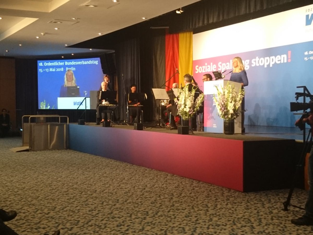 VdK_Deutschland's tweet photo. Die gestern frisch gewählte VdK-Präsidentin Verena Bentele würdigt VdK-Ehrenpräsidentin Ulrike #Mascher: "Mit deiner Empathie, deiner Authentizität, deinem Engagement und deiner Aufrichtigkeit hat deine Präsidentschaft dem VdK ausgezeichnet gestanden." #BVT18 #VdKFamilie https://t.co/exvvu30BsY