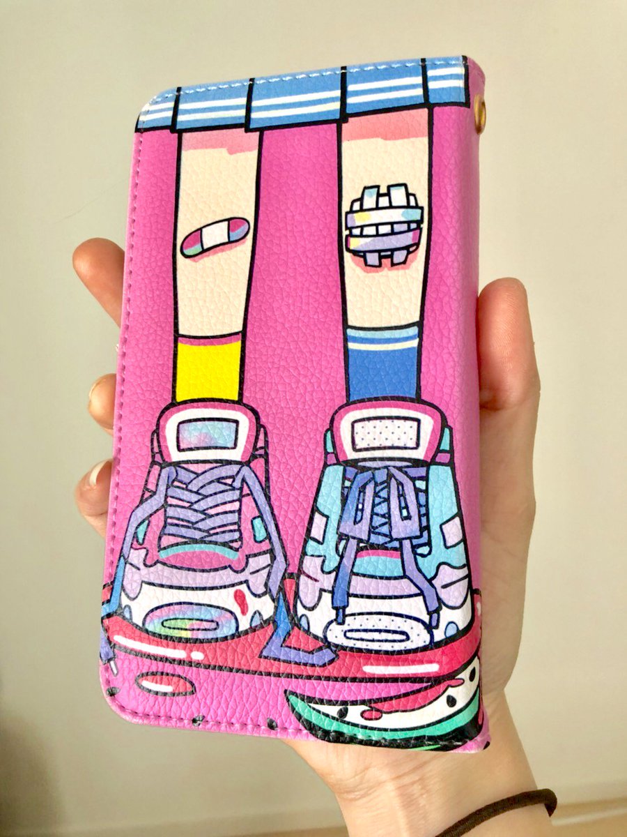 「スマホケースは内側に鏡とカードを収納できるポケットがついております。Suicaを」|寺田てらのイラスト