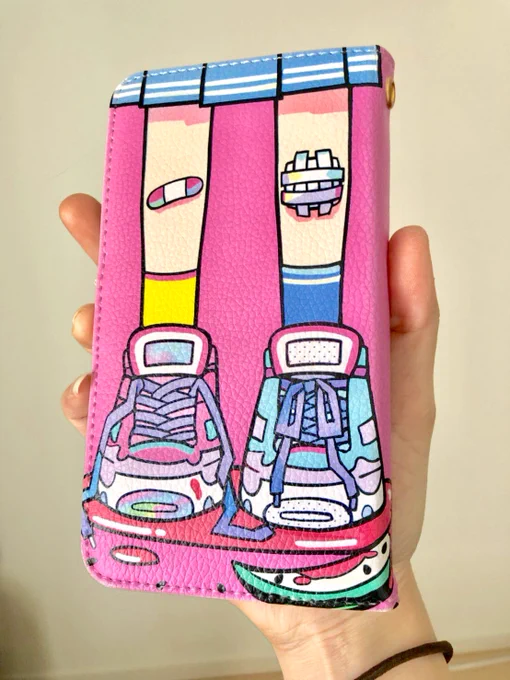 スマホケースは内側に鏡とカードを収納できるポケットがついております。Suicaを入れてケースを閉じたまま改札に顔面タッチすると通れます。 