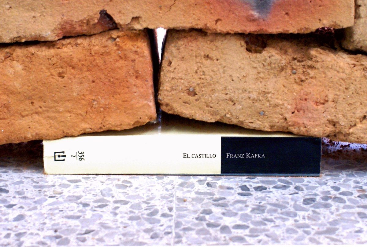 creapills's tweet photo. "Le pouvoir d'un livre" 📕

On ne se lasse pas de cette idée de l'artiste mexicain Jorge Méndez Blake qui présente "l'effet de la culture" de manière insolite. Très efficace ! https://t.co/CB0ivFIBq4