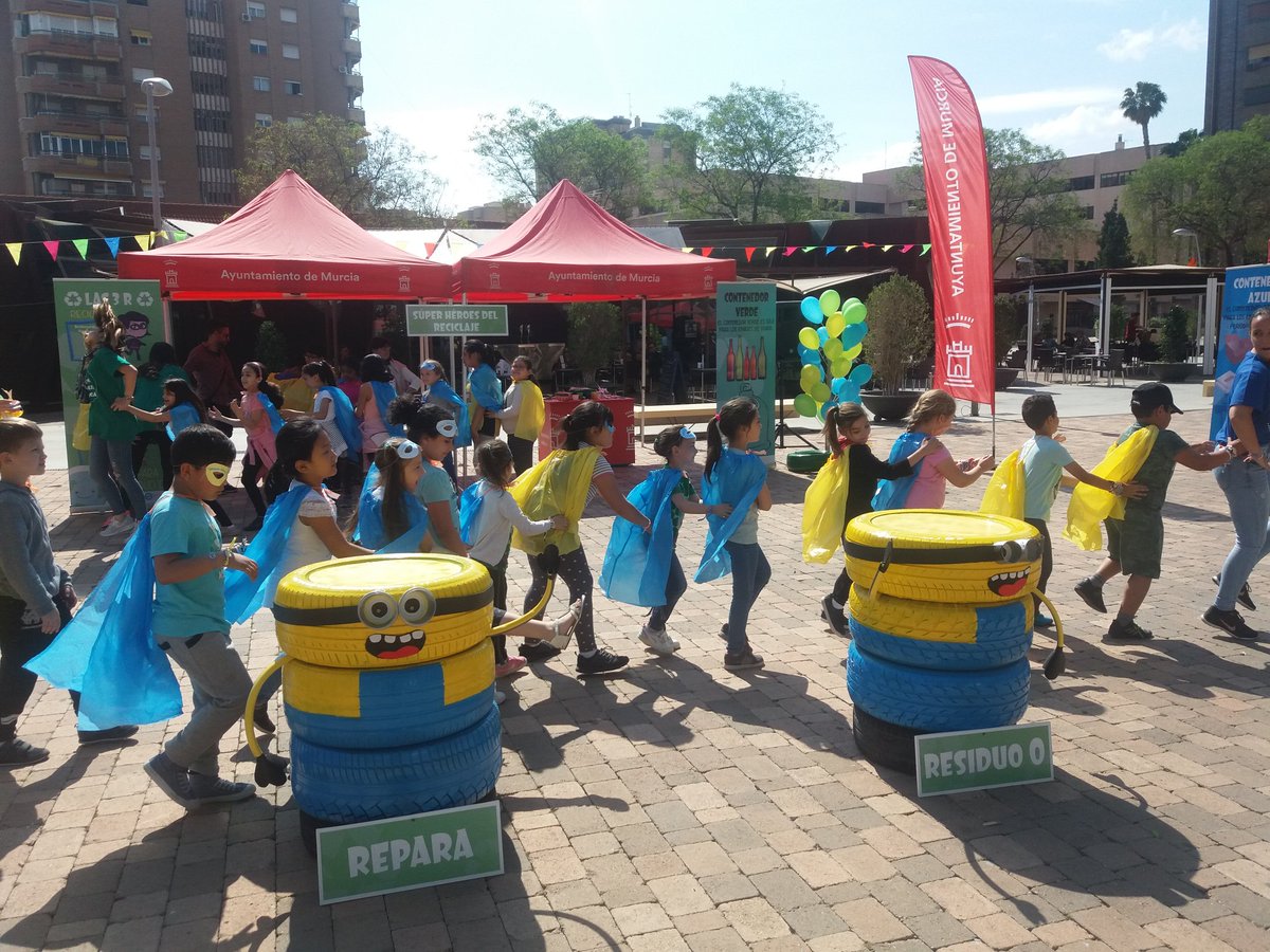 mucsostenible's tweet photo. Estamos celebrando el #DiaMundialDelReciclaje 
En el jardín de La Fama.
Ven y participa en los talleres que hemos preparado.
Esta tarde estaremos de 17 a 21 horas https://t.co/jI33iY9qxp