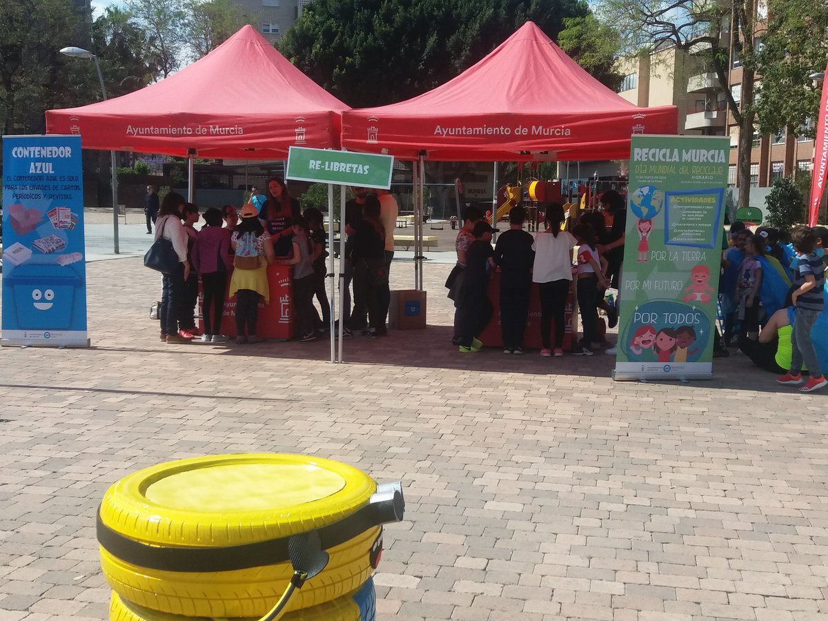 mucsostenible's tweet photo. Estamos celebrando el #DiaMundialDelReciclaje 
En el jardín de La Fama.
Ven y participa en los talleres que hemos preparado.
Esta tarde estaremos de 17 a 21 horas https://t.co/jI33iY9qxp