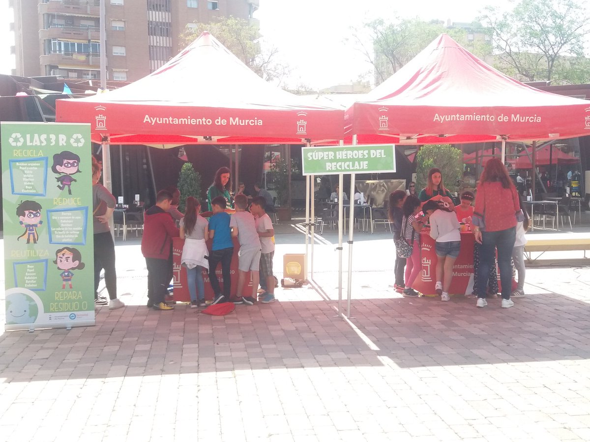 mucsostenible's tweet photo. Estamos celebrando el #DiaMundialDelReciclaje 
En el jardín de La Fama.
Ven y participa en los talleres que hemos preparado.
Esta tarde estaremos de 17 a 21 horas https://t.co/jI33iY9qxp
