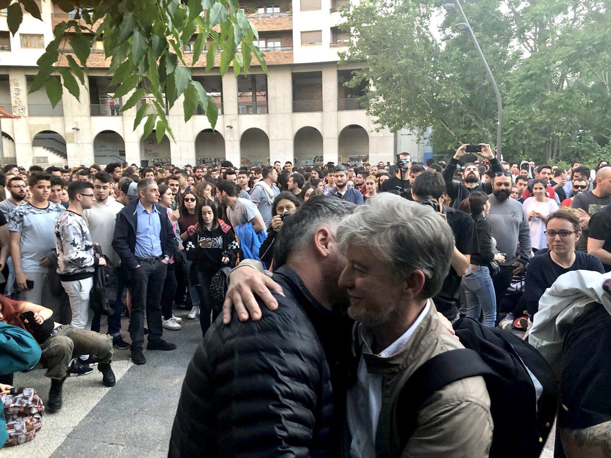 KaseO_real's tweet photo. Gracias a toda la gente que se acercó a la plaza ayer. Fue una de las cosas más bonitas en las que he participado. Inspirador y esperanzador. De verdad que no hay palabras para vosotros, solo amor y respeto máximo. Para el @heraldo_es poco menos que fue una reunión proetarra. https://t.co/pb1PTIfdw9