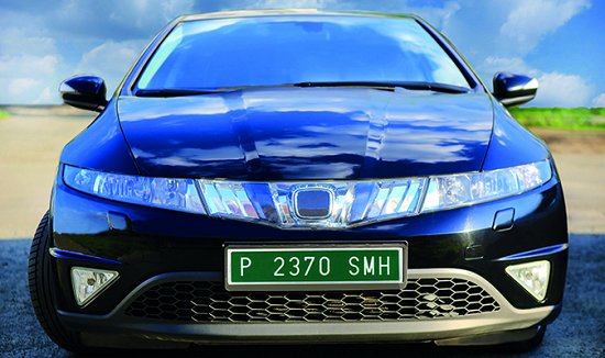 Si eres propietario de un #vehículo en el extranjero y quieres matricularlo en España, puedes circular con una placa temporal, de color verde, con validez para 60 días, mientras se tramita la definitiva.  Conoce cómo solicitarla 👉 yrevista.dgt.es/MatrículaTempo…