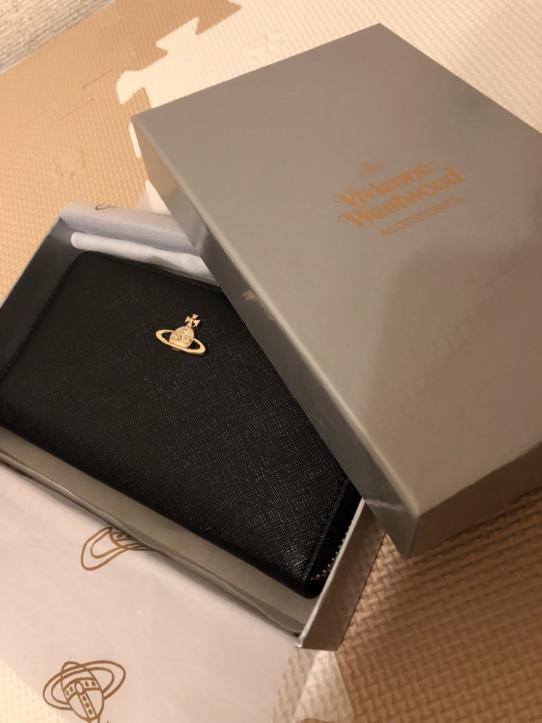 BabyAngel_____'s tweet photo. サプライズとかガラでもない旦那がやってくれました😭急に宅配ピンポーンって📍にやにやしよるけ開けてみたらこれ🤩一緒にすごして四年🐊２年前に旦那が買ってくれた財布がボロボロになってたけど旦那が選んで買ってくれたものやし変えたくなかったから嬉しい😂💗 https://t.co/q2EBOkcYj1