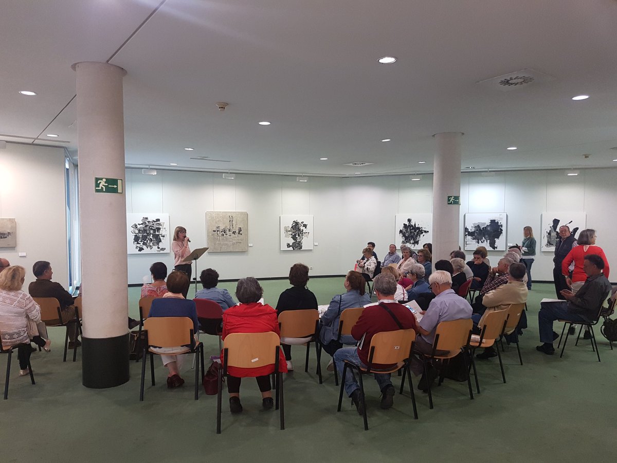 CulturaLasRozas's tweet photo. La artista #roceña @helena_maclean comienza la conferencia y visita guiada a su #exposición en el Auditorio de #LasRozas. Puedes visitar la muestra hasta el 31 de mayo #ViveLaCultura #LasRozasViva #TalentoLocal https://t.co/TvLtZdSlLu