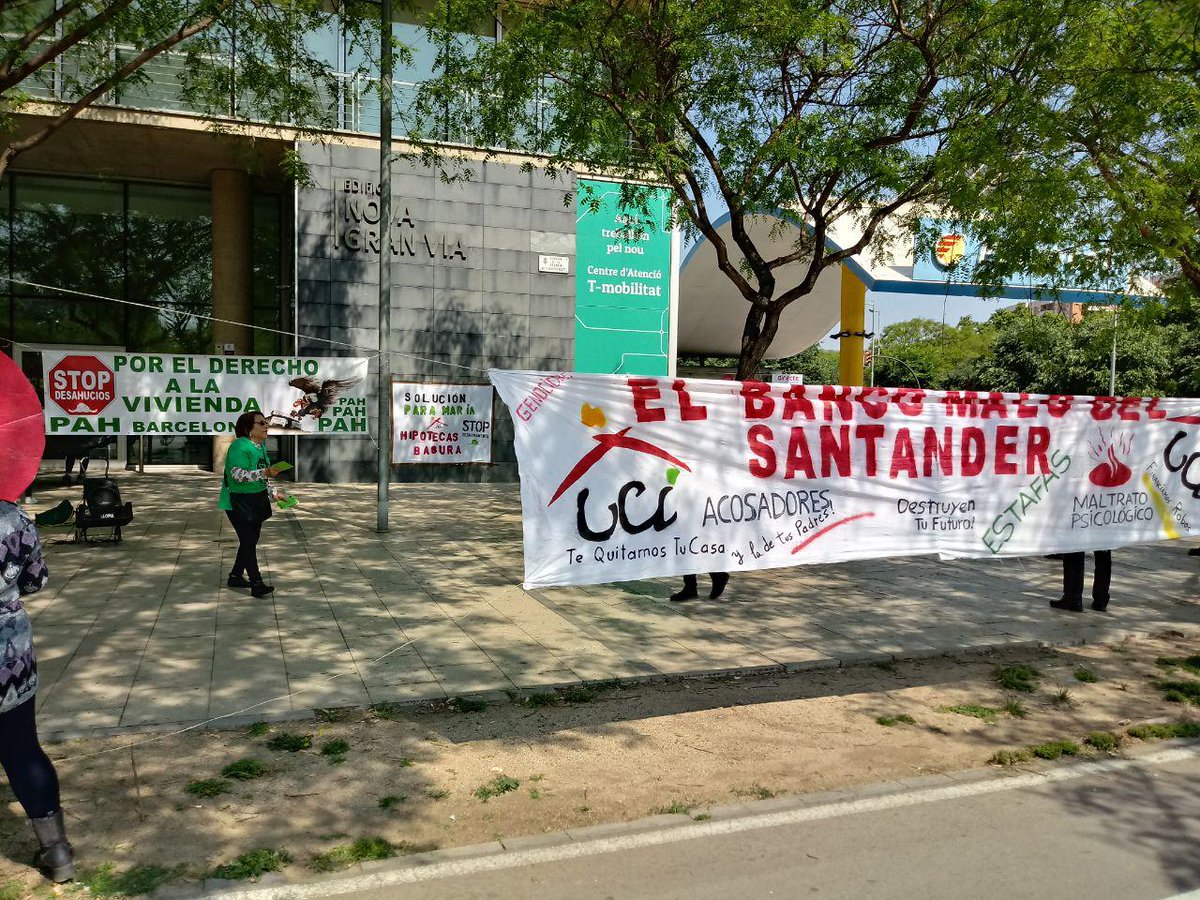 PAH_BCN's tweet image. Hoy iniciamos una #AcamPAHdaUCI frente a las oficinas de UCI ,de la Gran Vía de les Corts Catalanas, 16-20, en apoyo y defensa de María, estafada por UCI en 2005 y bajo riesgo de que la entidad de quede con su casa, tras años de sacrificios para pagarla y mantenerla.