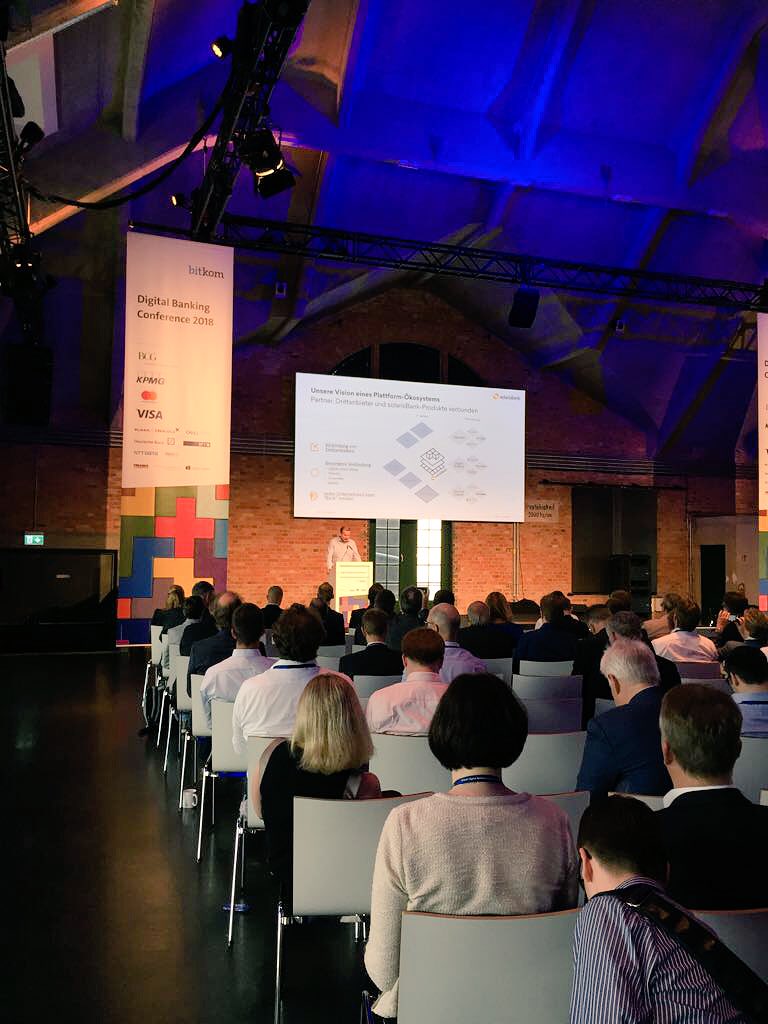 gft_de's tweet photo. „Die Vorteile von #Banking-Plattformen? Modular & flexibel! Basis dafür: strategisches #API-Management & modernisiertes #Backend.“ Dr. Roland Folz, CEO @solarisBank #digiba18 Infos dazu auch im GFT Whitepaper #CoreApplication Renewal: https://t.co/I1ExF9hTKP https://t.co/x61Tci7CYN
