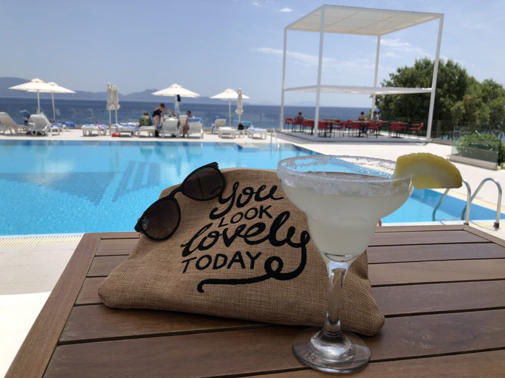 Genieten... #liefde #wijwetenhoedatmoet #zonzeestrand #drankje