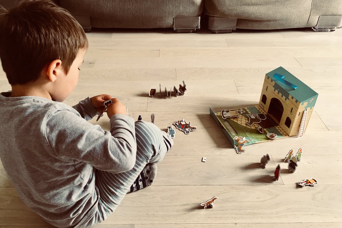 diversmamme's tweet photo. Milo: “Mamme ho sognato la nostra festa, il matrimonio delle mamme, con un mostro che voleva uccidere la nostra famiglia. Ma io ho ucciso il mostro e lo abbiamo mangiato con il dolce.”
Ecco, l’omofobia è quel mostro, che noi sconfiggiamo e ci mangiamo con la panna.
#IDAHOBIT2018 https://t.co/jfd2S2DfRe