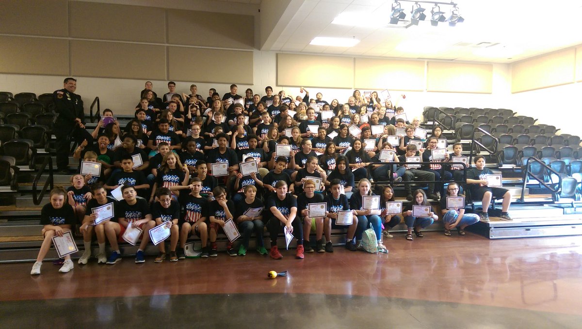 FLMSBraves's tweet photo. D.A.R.E. graduation class of 2018. We want to give a huge shout out to @LCSOTN for supporting Loudon County students. #FLMSRocks https://t.co/0H7jHOZpji