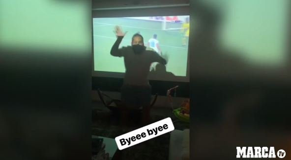 📹 Los familiares de los jugadores del PSG se burlan de la derrota del Olympique de Marsella trib.al/MgHa9ZZ