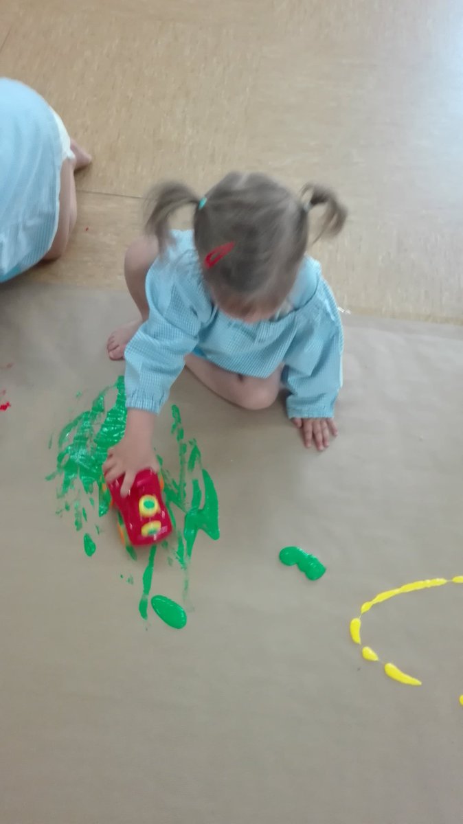LauraVildosola's tweet photo. Dibujamos con los sonidos y aprendemos onomatopeyas.
El claxon hace: "pi pi", el coche hace: "brum brum", la sirena hace: "nino,nino..". @Colegiosrafael #infantil1año, #proyectotararea, #educacioninfantil https://t.co/WVDMzkBo8O