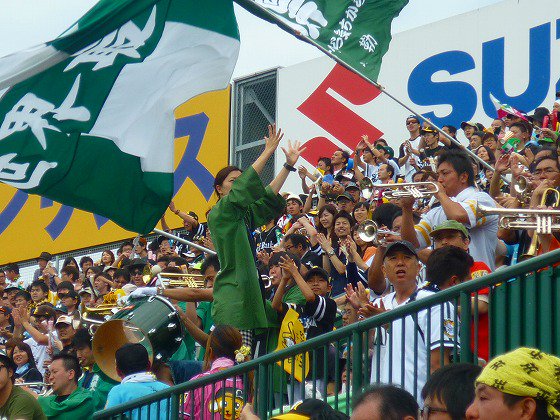 ファイターズは2004年に北海道移転してチームカラーを青に変更。しかし