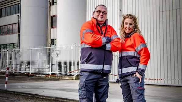 CocaCola_Nieuws's tweet photo. Het is vandaag Internationale Dag van het Recyclen! Tom en Tess houden zich dagelijks bezig met verpakkingen en recycling speelt hierin een belangrijke rol. Zij vertellen hier zelf meer over hun constante zoektocht naar duurzame oplossingen: https://t.co/W7gOTooqcA #recylen https://t.co/YxIbd5JpCS