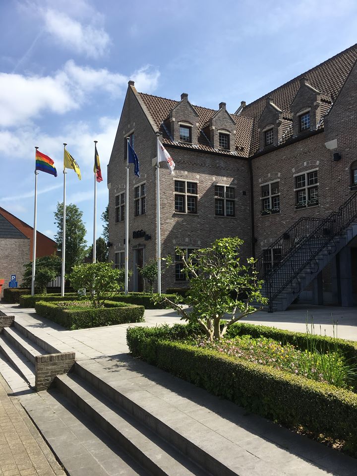 Aan het gemeentehuis hangt onze vlag uit want Haaltert discrimineert niemand voor zijn/haar geaardheid. En dit zou de normaalste zaak van de wereld moeten zijn.#IDAHOBIT2018