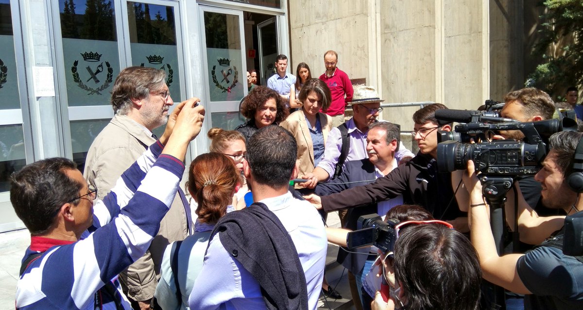 filosofiaUGR's tweet photo. Acto de repulsa en la Facultad de Filosofía y Letras por el asesinato de Mar C., estudiante de 21 años fallecida el jueves pasado por disparo de escopeta en el campo de tiro de Las Gabias (Granada), con indicios de ser otro caso de muerte por violencia machista. https://t.co/3Gotx4wTVU