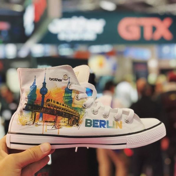 Grupofbmaq's tweet photo. ¿A que es muy chulo? Esto lo puedes ver en el stand de #Brother #Berlin #fespa
#fespa2018 #fespaberlin #chucks #falkross #brotherdtg #brotherindustrial #digitaldruck #direktdruck #dtgprinting #printedshoes #brothergtx https://t.co/x24oPxBMEj