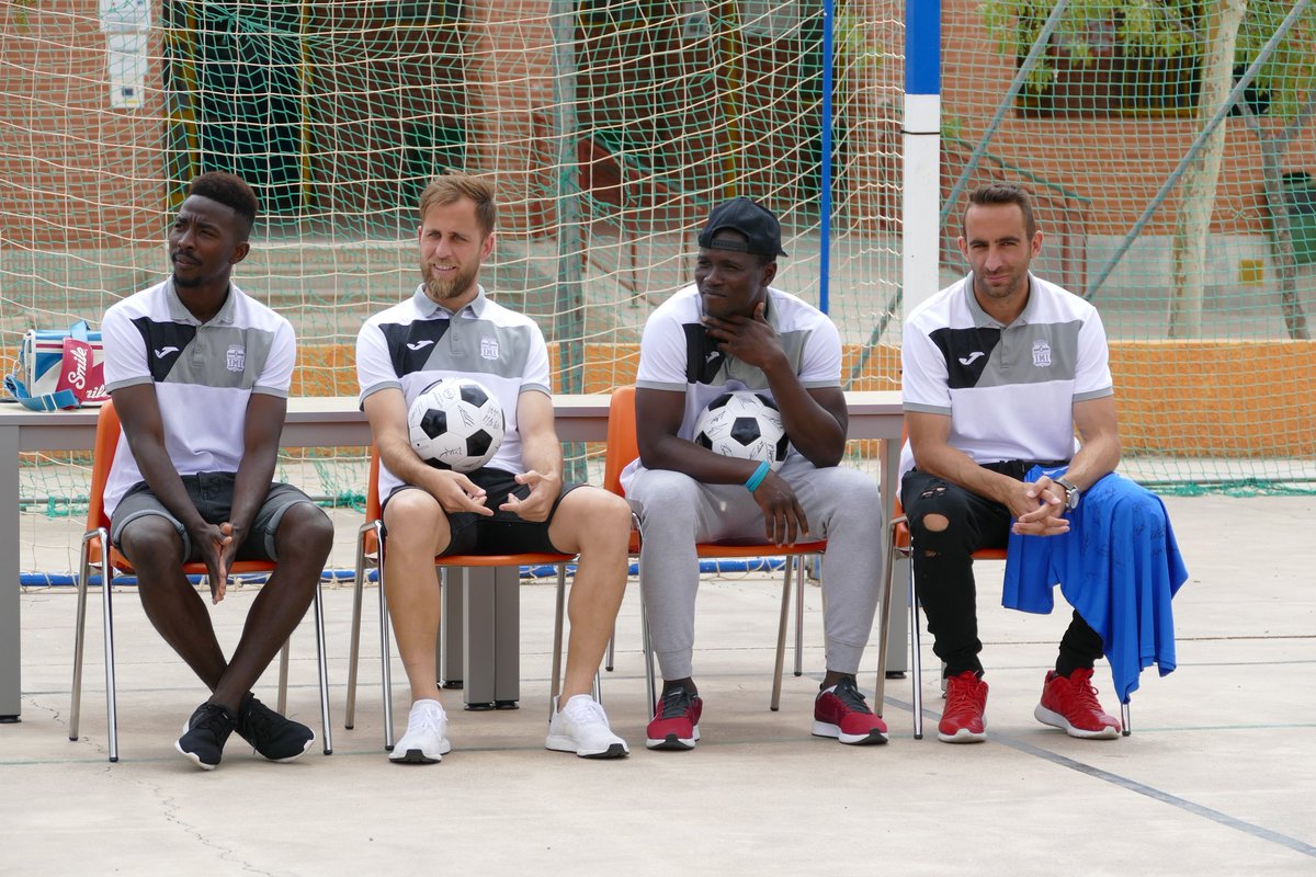 FCCartagena_efs's tweet photo. FUNDACIÓN | Los jugadores @fofanu @aaguilar227 @babaariadna9 y Cordero visitan a los alumnos del Colegio Poeta Antonio Oliver #Cartagena https://t.co/jjMybJNw9P