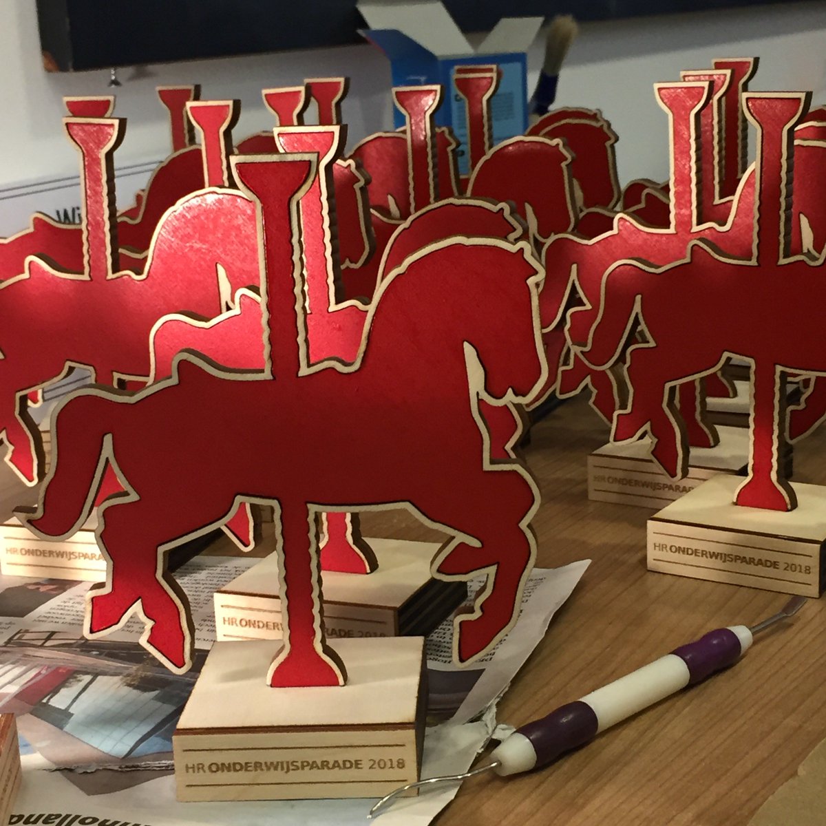 Voor alle sessieleiders vandaag een paradepaardje! De eerste is net overhandigd aan @FredFeuerstake <a href="/hsrotterdam/">Hogeschool Rotterdam</a>