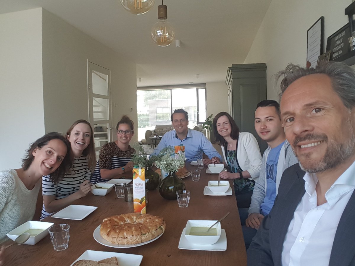 RVS_Marketing's tweet photo. Team RVS zit weer aan de 'trakteer je collega op een gezonde lunch' donderdag! En wel met heel veel knoflook.. Smakelijk! https://t.co/ew49YM0JKx
