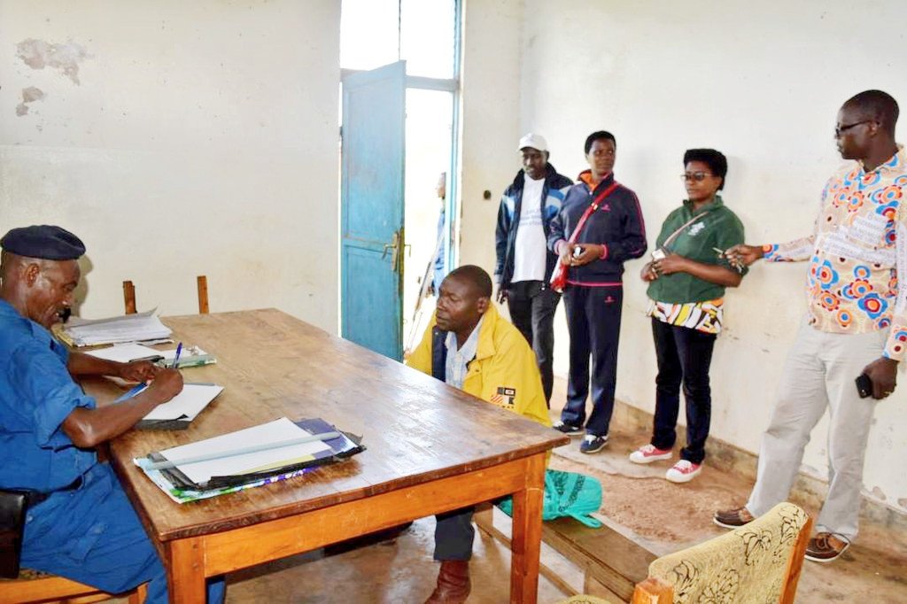 #Referendum2018 au #Burundi: en commune Gishubi de <a href="/Gitega/">Province Gitega</a>, une personne en train de promouvoir le NON vient d'être appréhendée et remise à l'Officier de Police Judiciaire. "La campagne est terminée le 14 mai dernier. Aujourd'hui c'est le respect du droit de vote, rien d'autre"