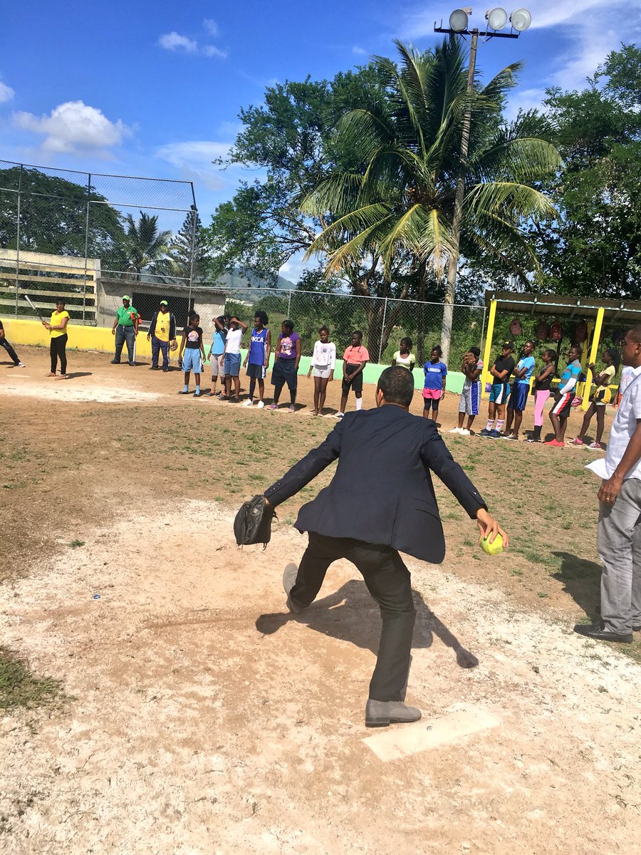 Distrito_1203's tweet photo. Ayer tuve el privilegio de lanzar la primera bola en la final del sóftbol femenino en la 2da convivencia del área de Educación Física. Estimular la participación e integración deportiva de las niñas y adolescentes es un objetivo de nuestra gestión en el #Distrito1203. https://t.co/QecatEVerU