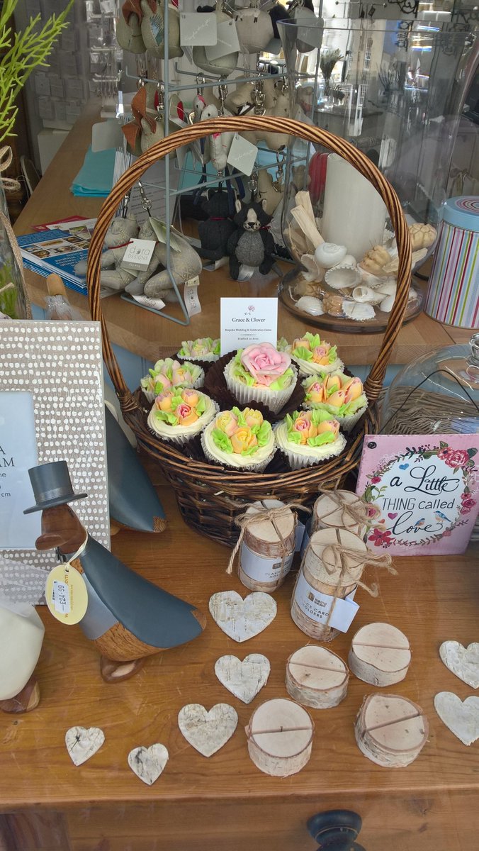 STRAWBERRY BLUE tweet media